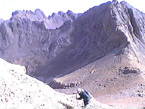 Subiendo hacia Santa Ana, con Tirs Navarro y Jou de los Boches de fondo