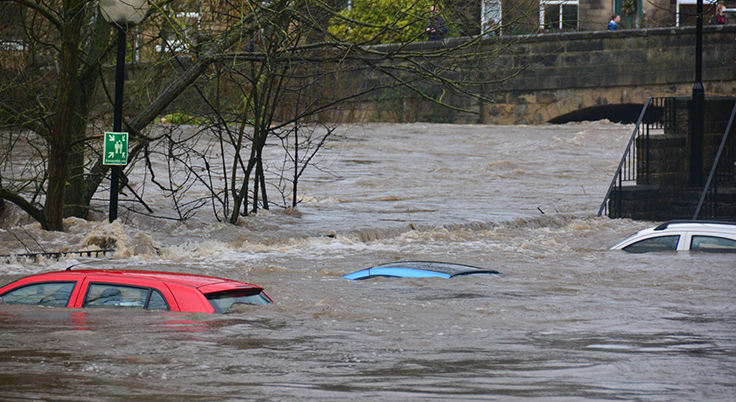 Inundación cubriendo coches