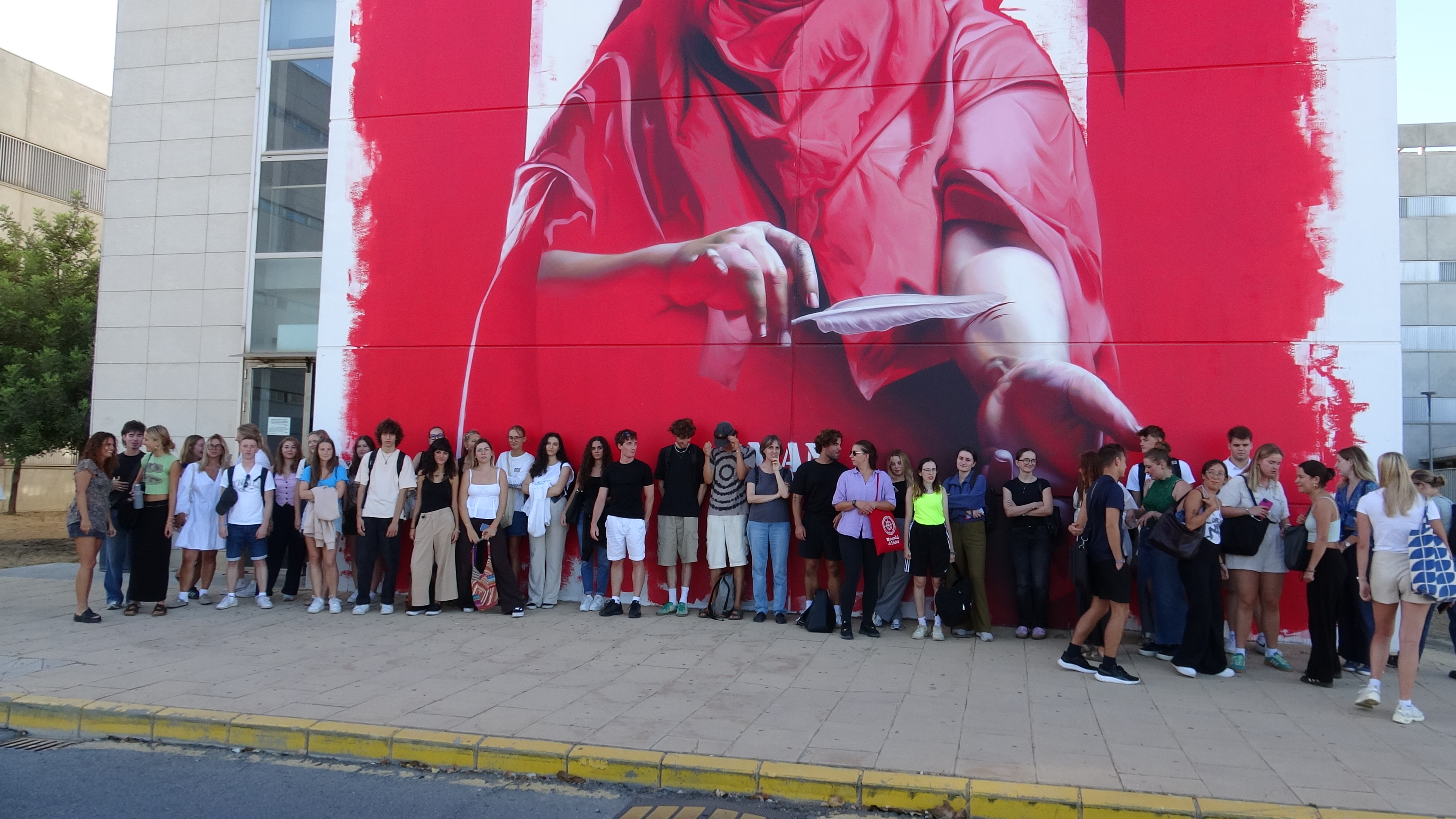 Los Erasmus de la UHU se interesan por la otra realidad de la agroindustria onubense del fruto rojo