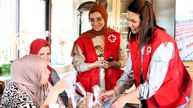 Mediacion sociosanitaria de Cruz Roja y La Junta: un servicio 24 horas para las temporeras marroquies de la fresa