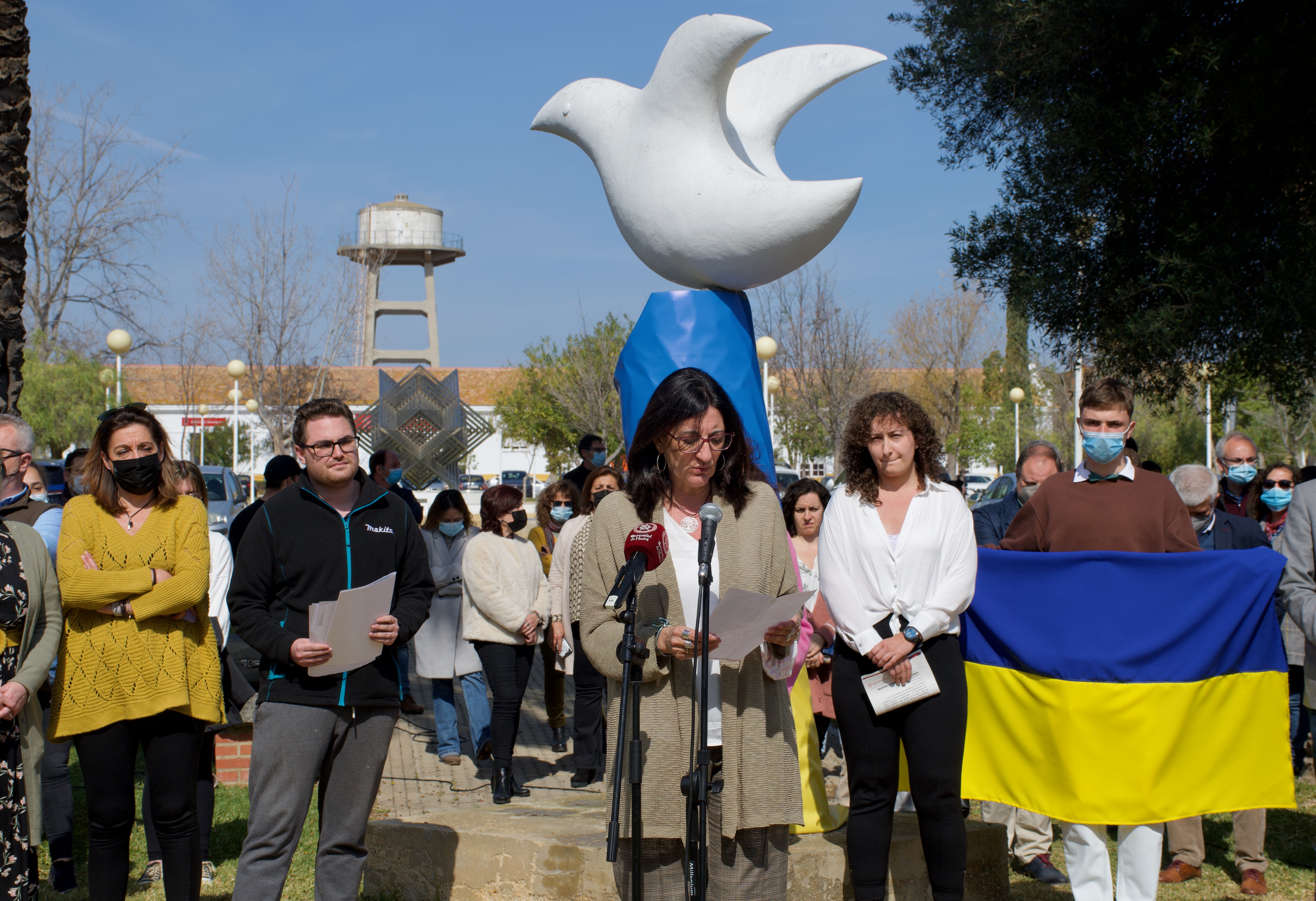 La rectora lee el manifiesto en apoyo a Ucrania