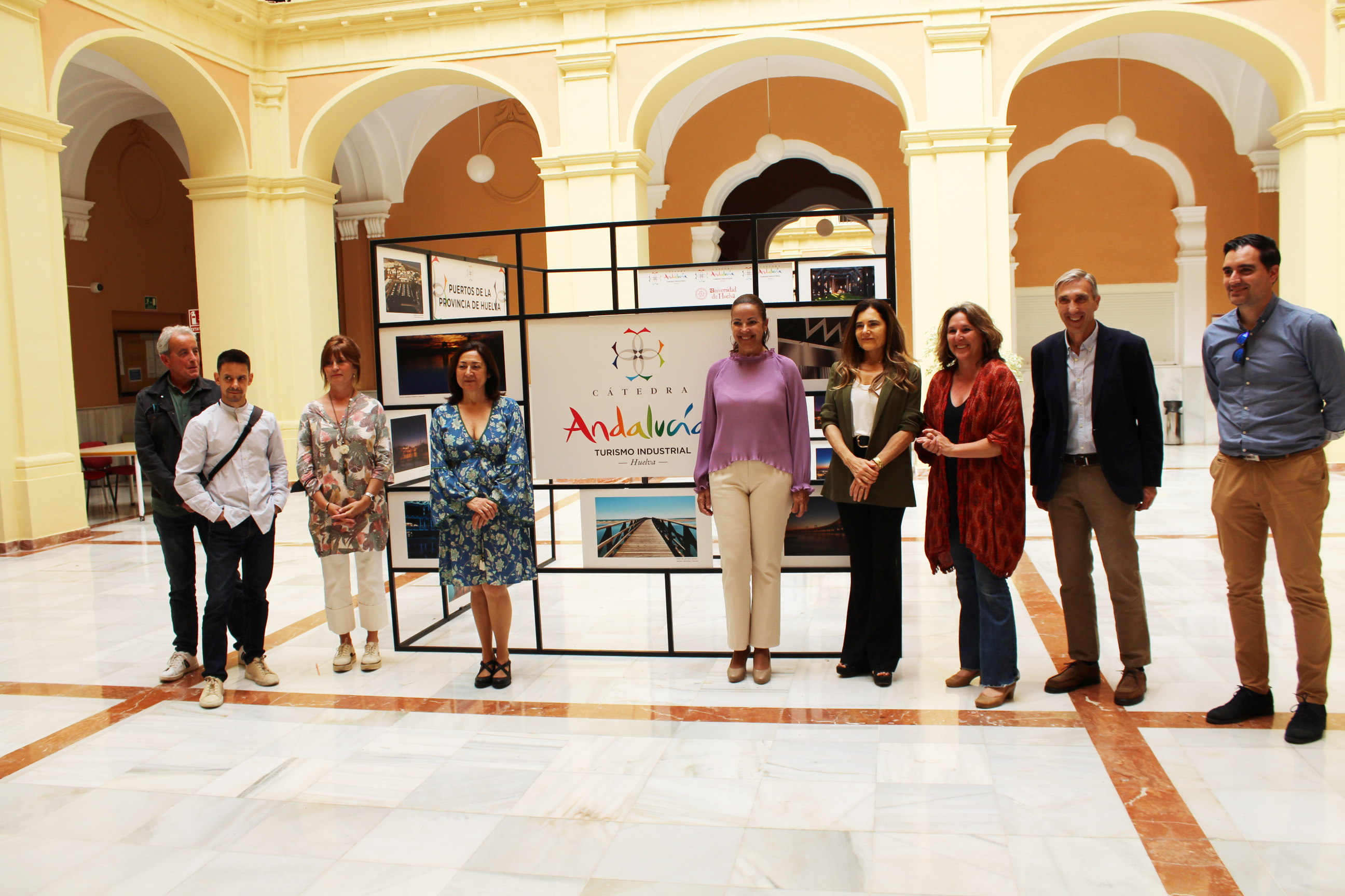 Fotografía de los que han inaugurado la exposición