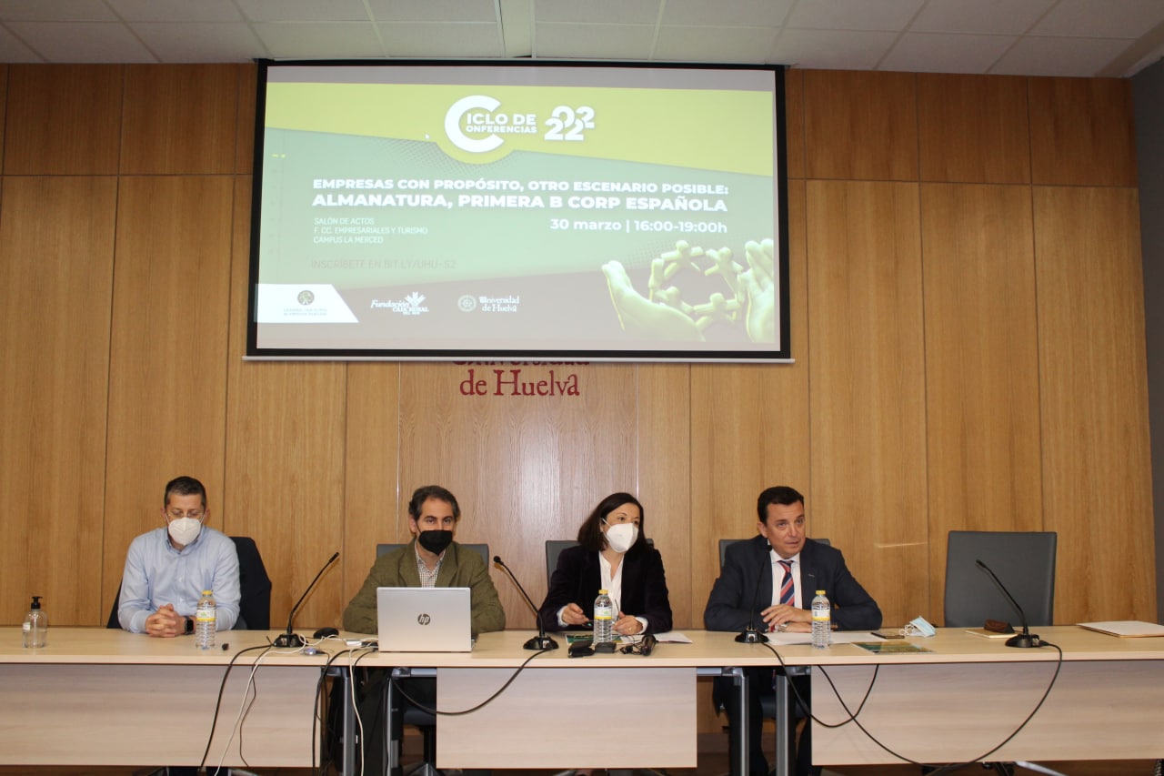 Fotografía de conferencia de la Cátedra de Empresa Familiar