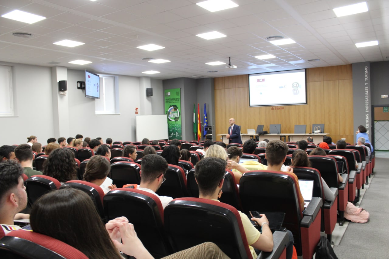 Fotografía de una de las conferencias de la Cátedra de Empresa Familiar