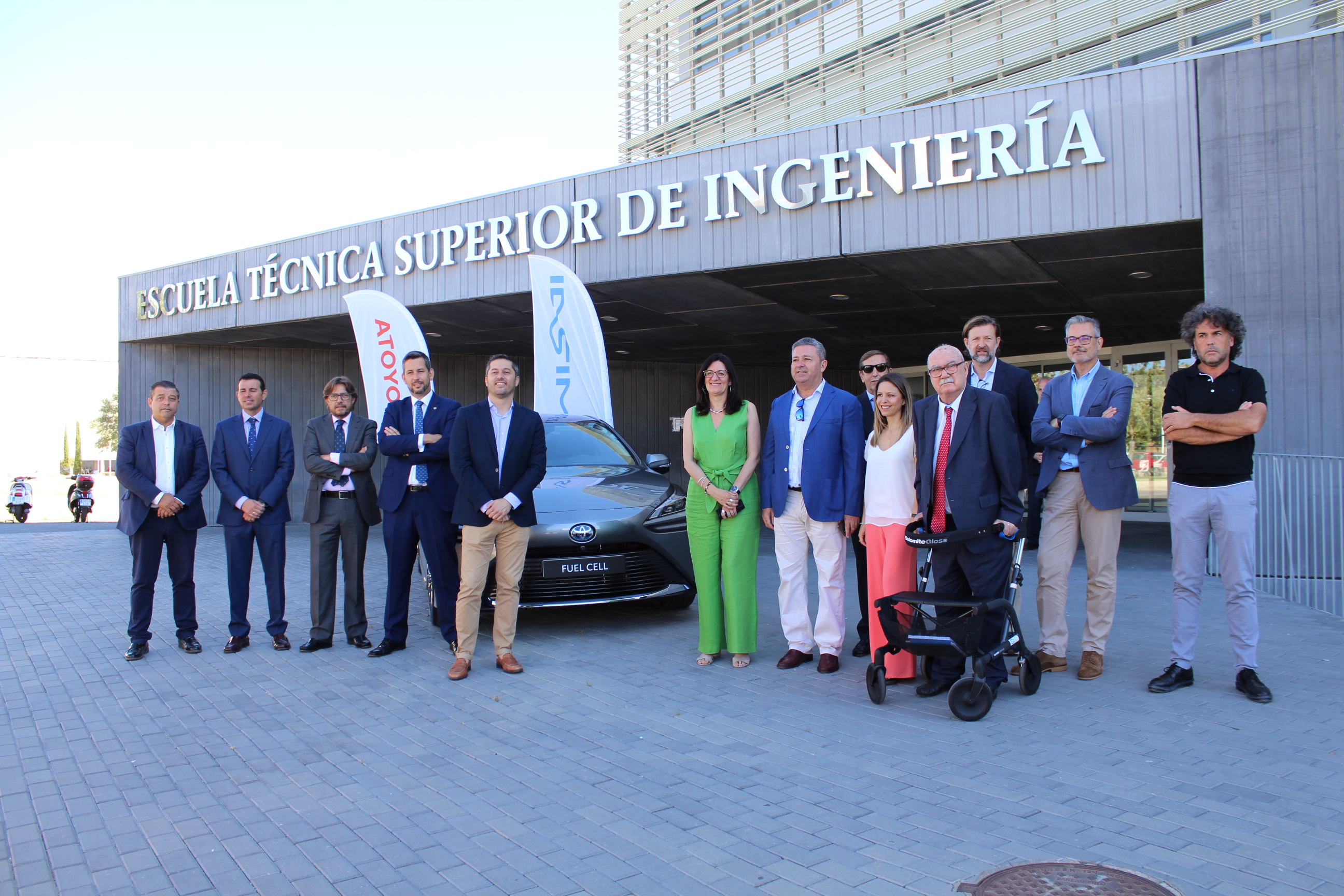 Asistentes a la presentación del coche de hidrógeno