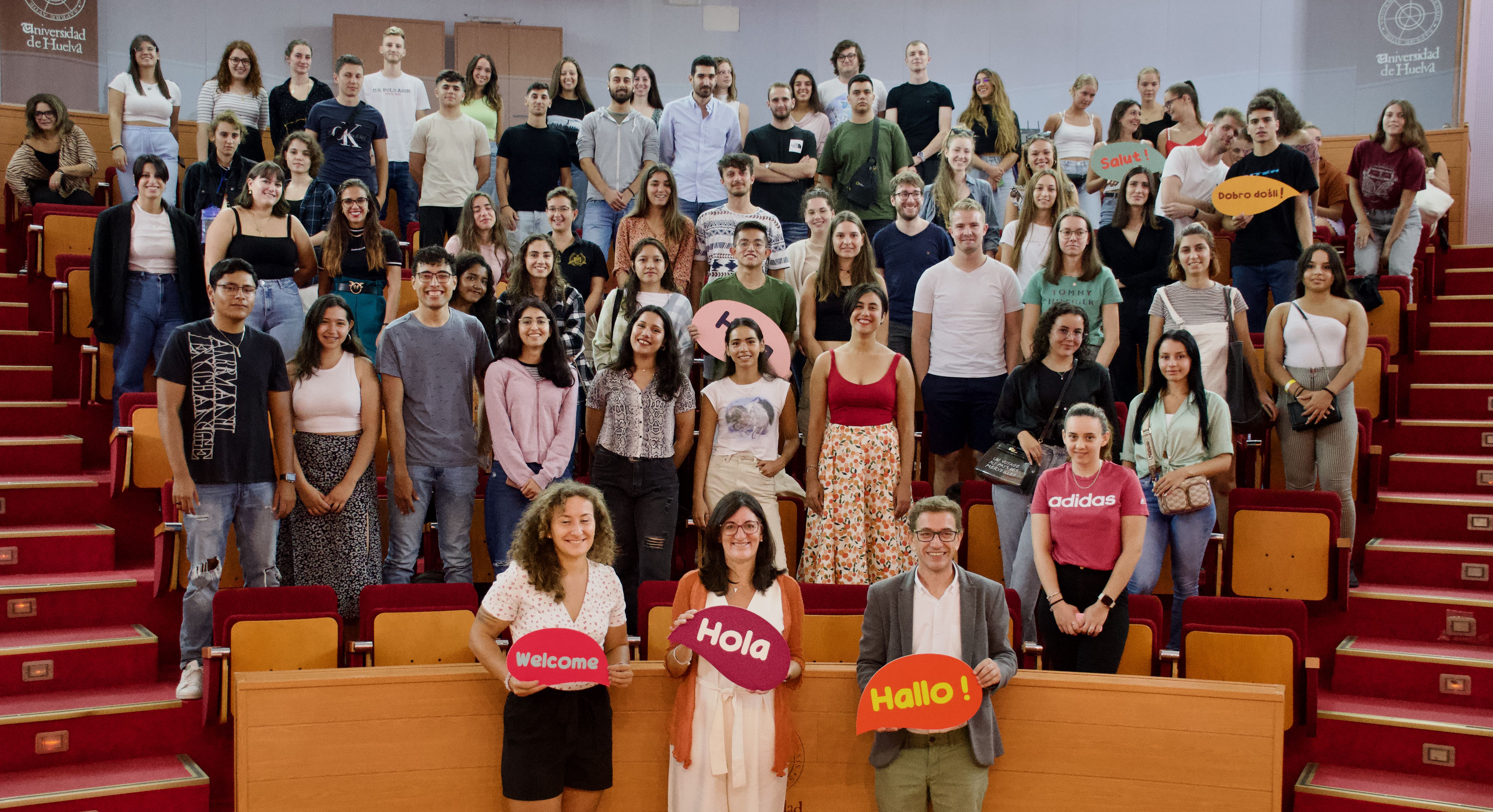 La rectora de la UHU con los estudiantes