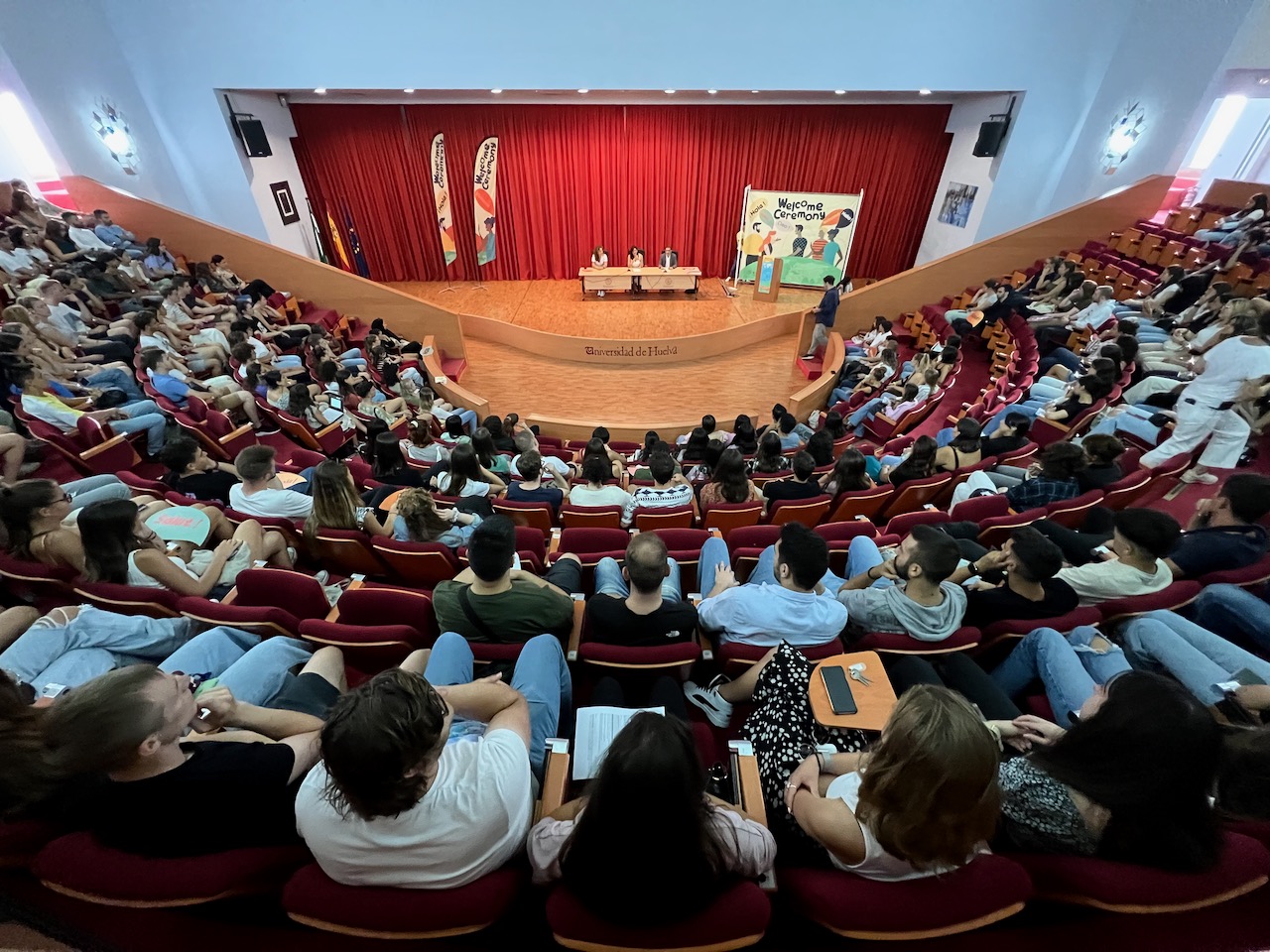 Fotografía de todos los asistentes de la jornada de bienvenida