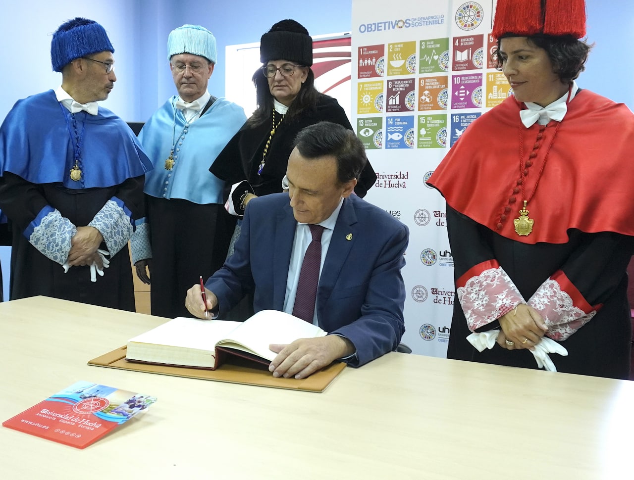 Consejero de Universidad y Rectora de la UHU