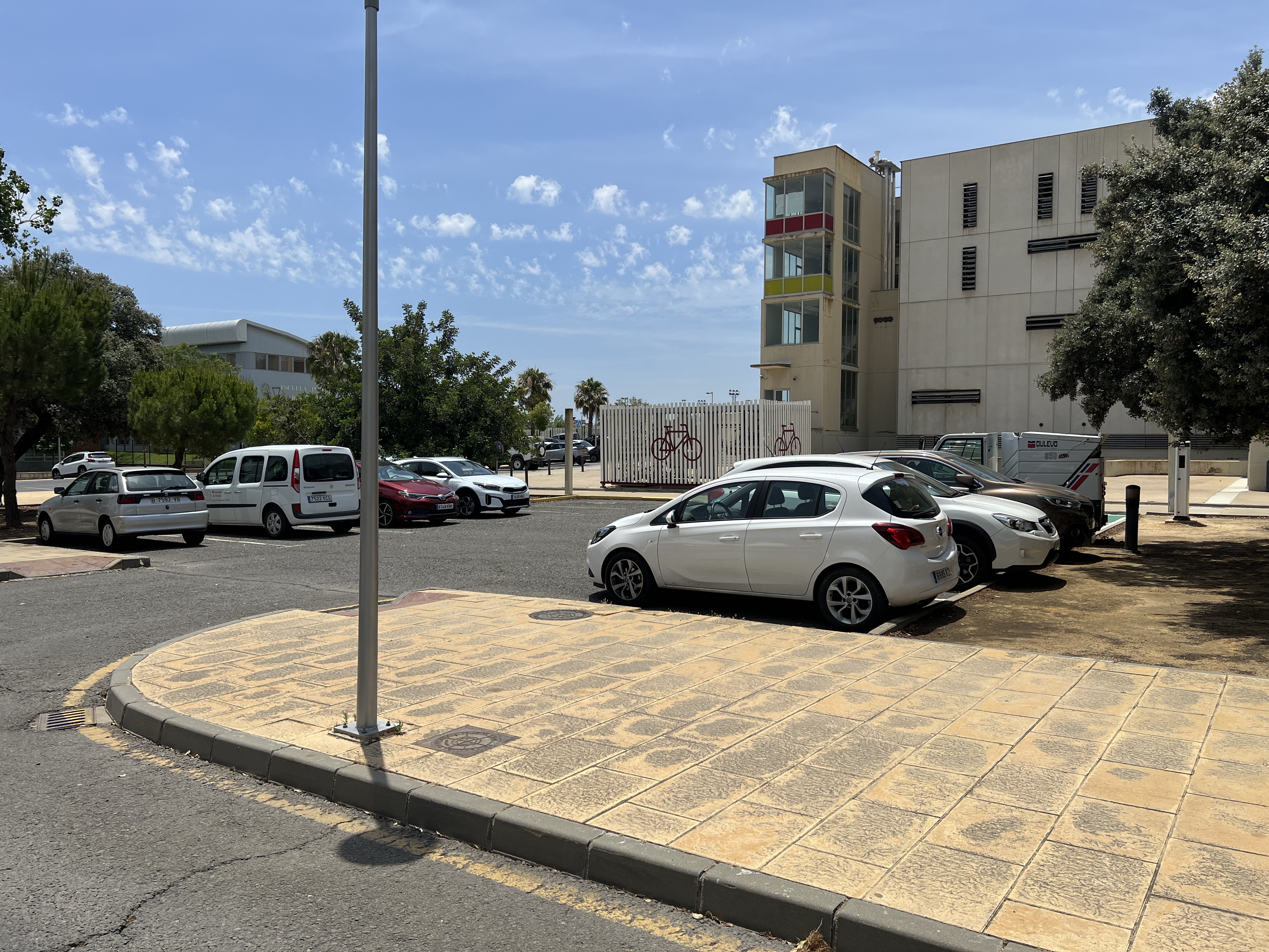Marquesinas con placas fotovoltaicas campus El Carmen