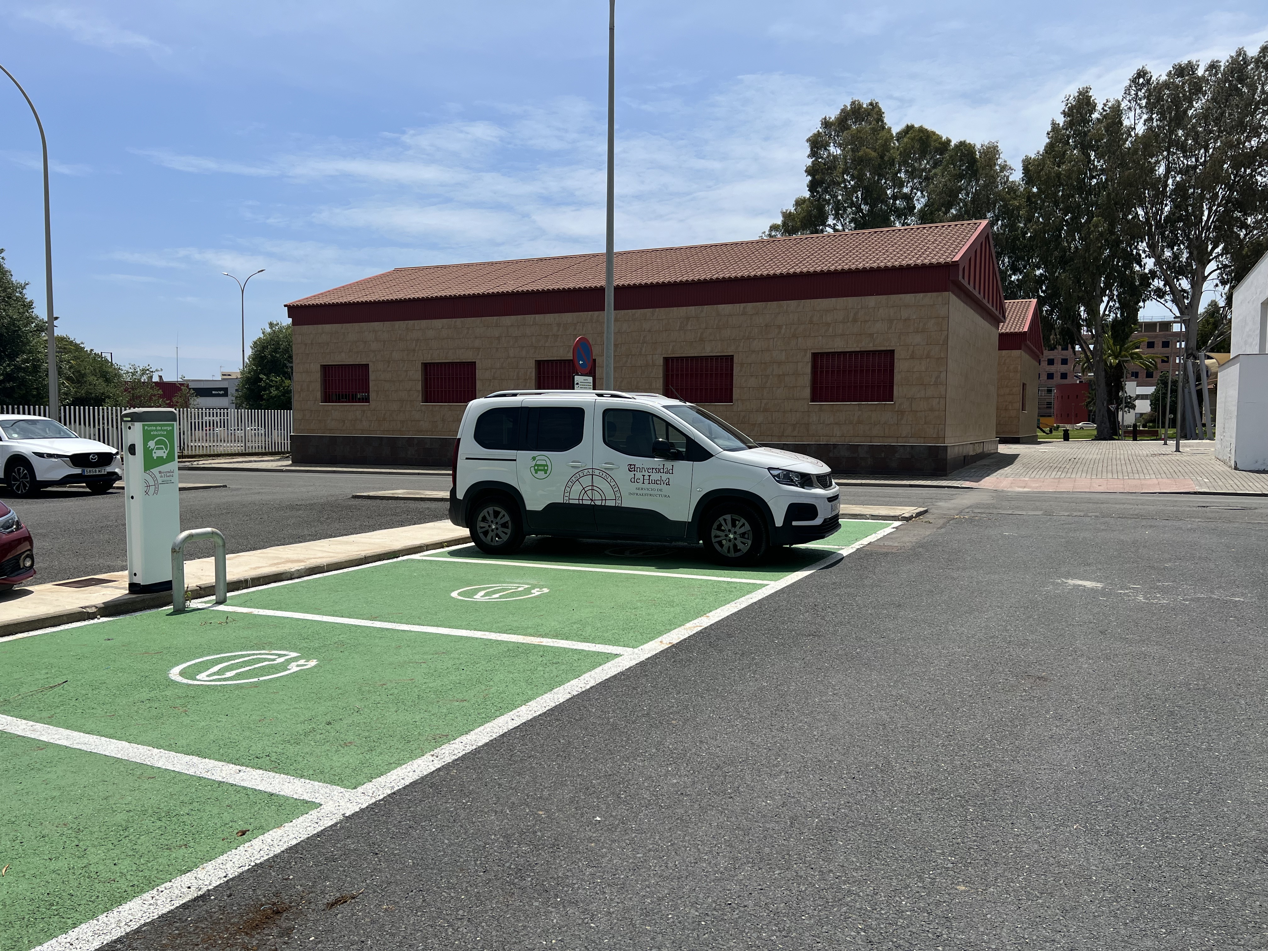 Marquesinas con placas fotovoltaicas campus El Carmen