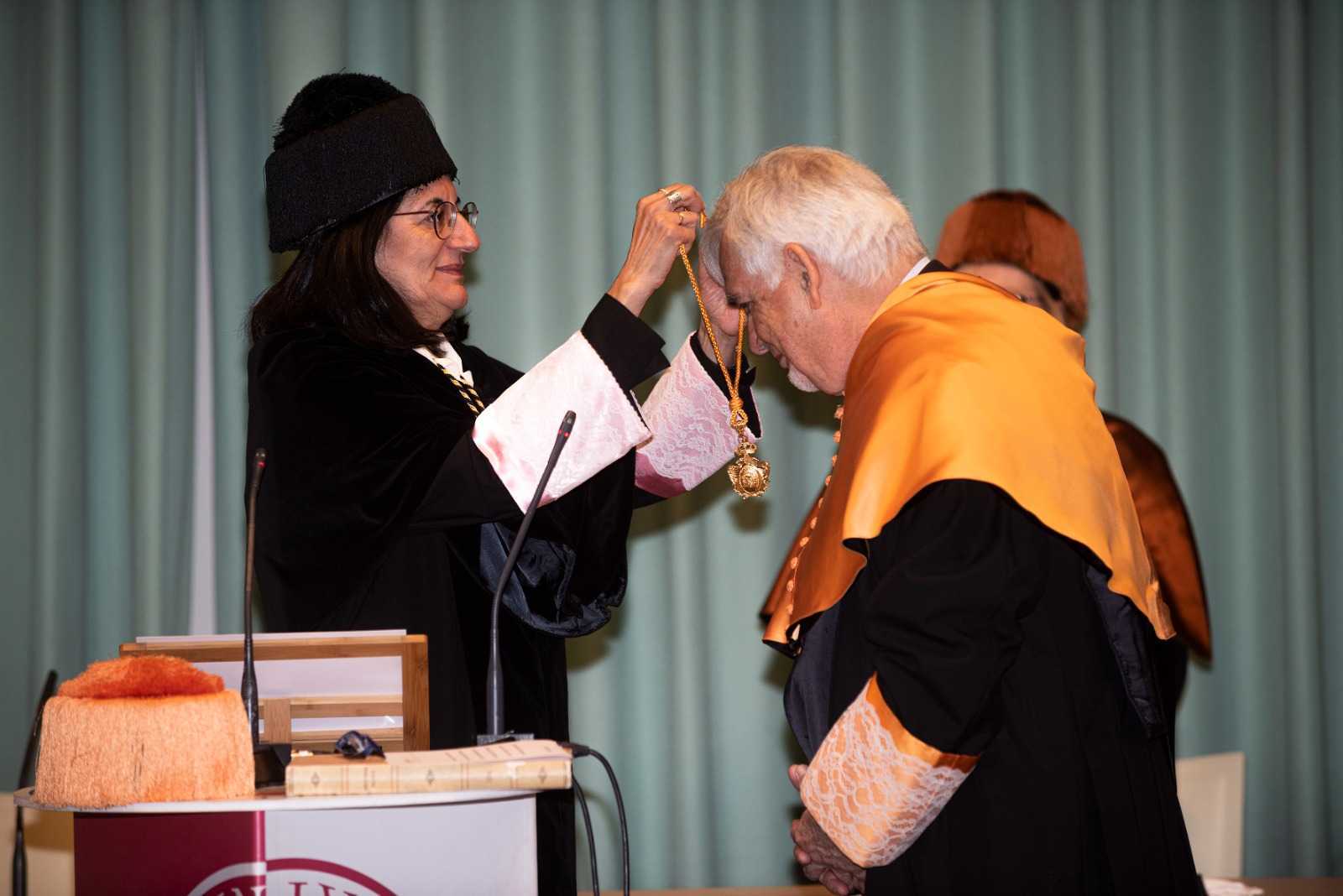 Simon L. Dolan es investido como Doctor Honoris Causa de la UHU