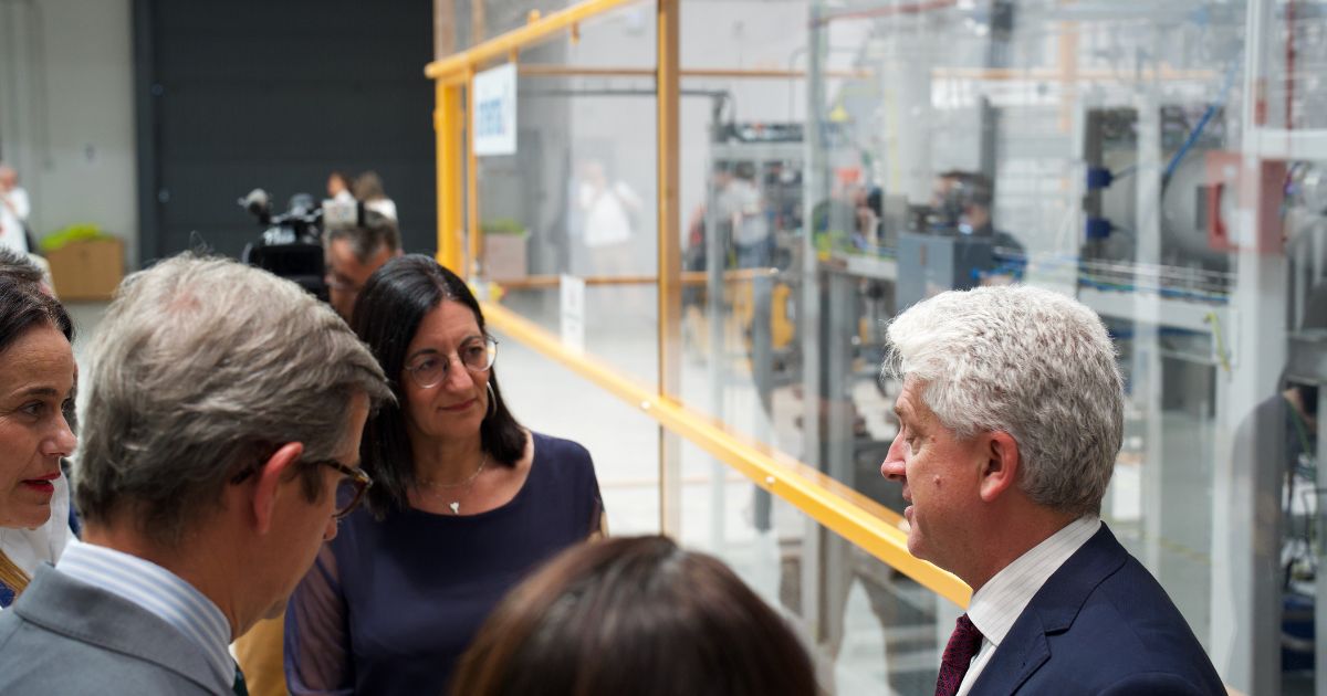 El consejero de Industria, Energía y Minas de la Junta de Andalucía visita las instalaciones de Ariema y la Universidad de Huelva para impulsar las tecnologías del hidrógeno verde
