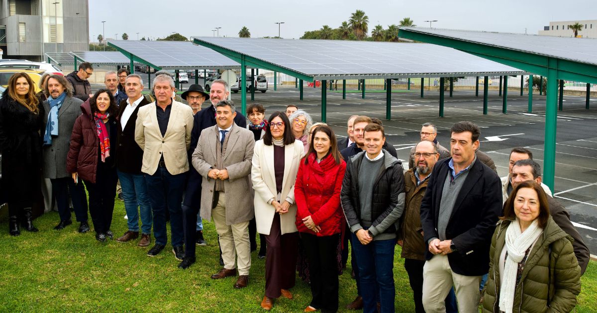 La UHU se autoabastece de energía limpia con la instalación de marquesinas fotovoltaicas