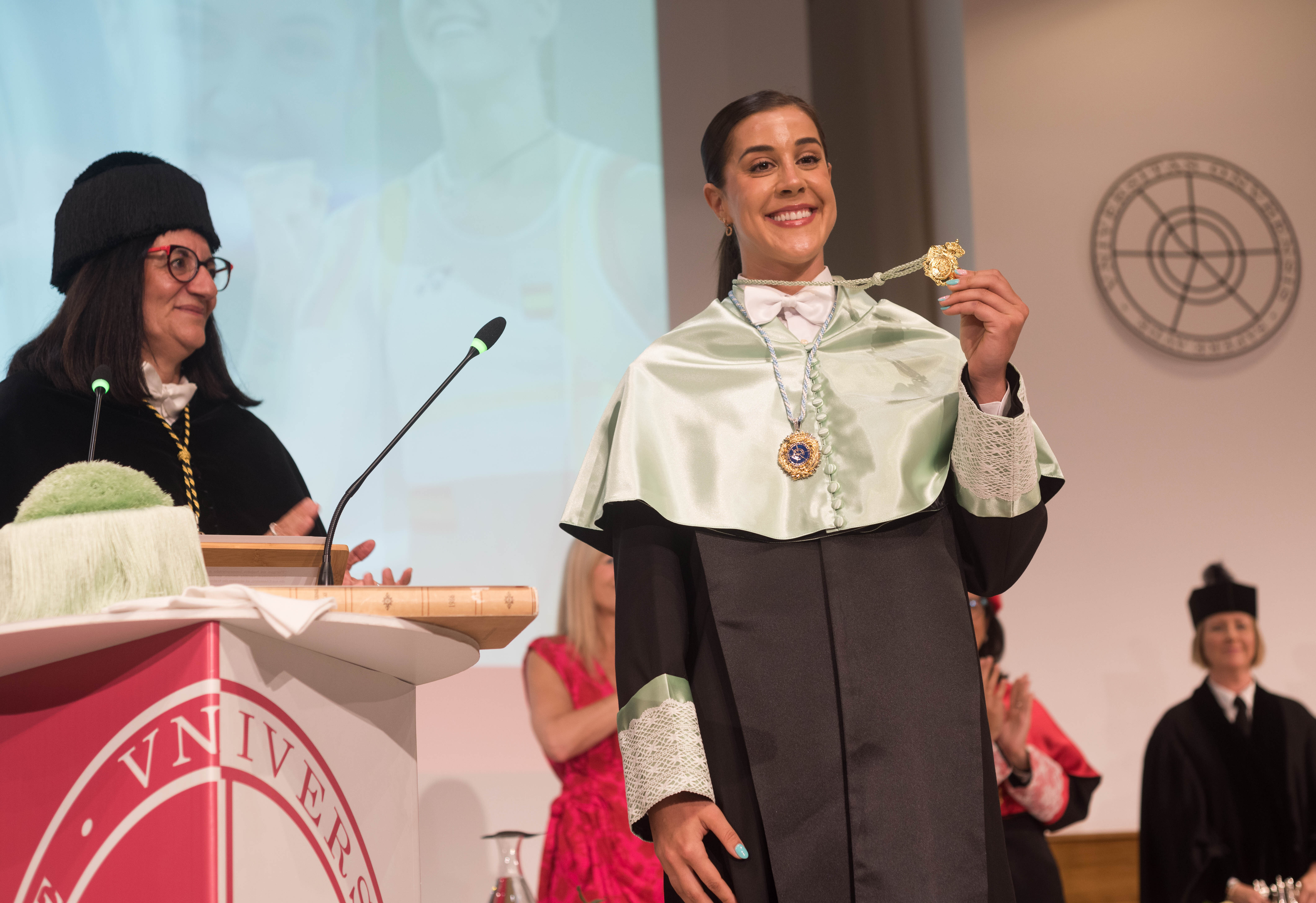 Carolina Marín vive un “momento único” al ser investida Doctora Honoris Causa por la UHU