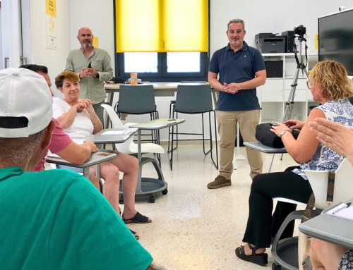 La Universidad de Huelva y Cruz Roja colaboran en la mejora de la alfabetización digital de adultos mayores en Isla Cristina