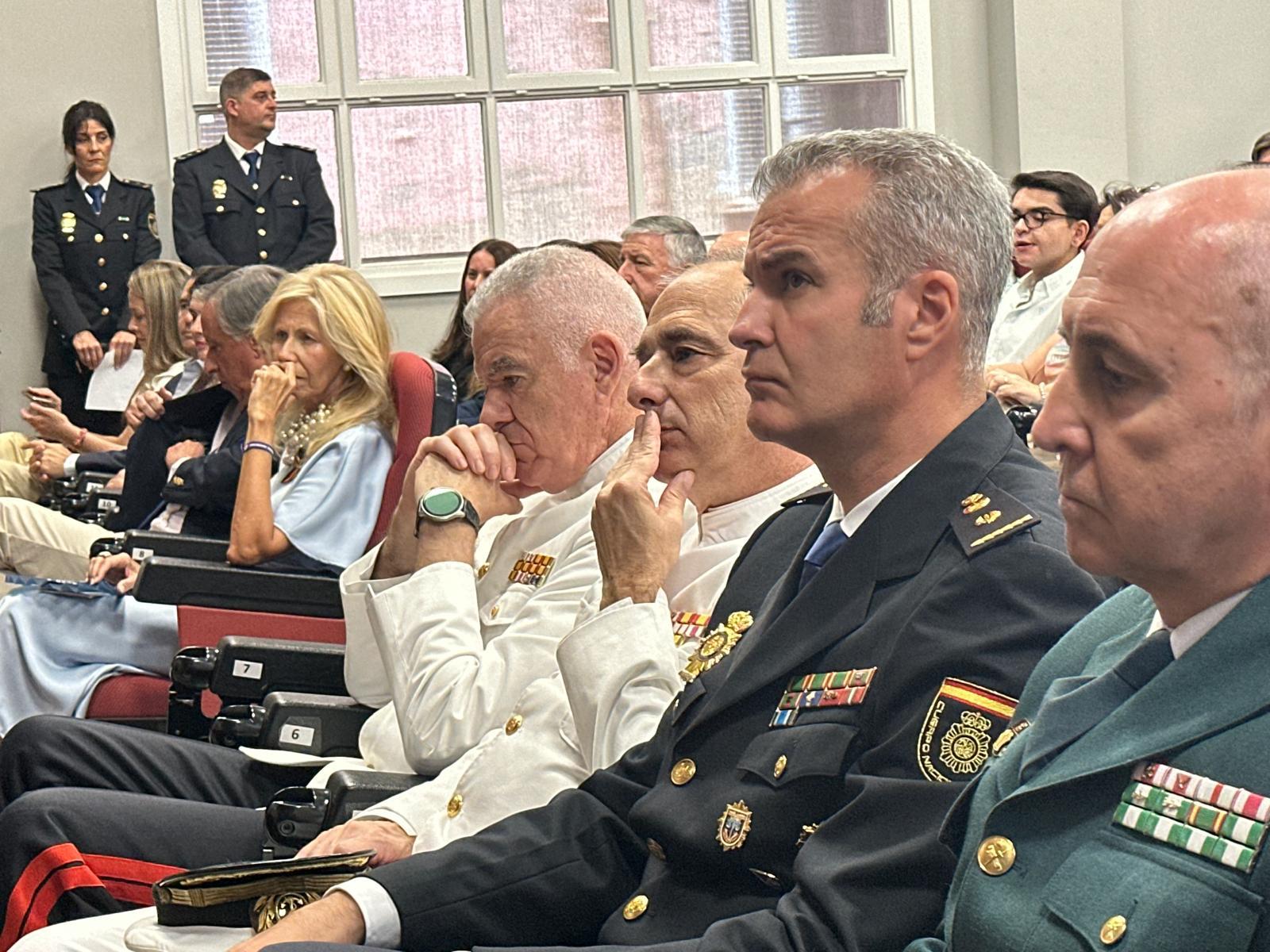 Policiahomenaje a las víctimas de terrorismo