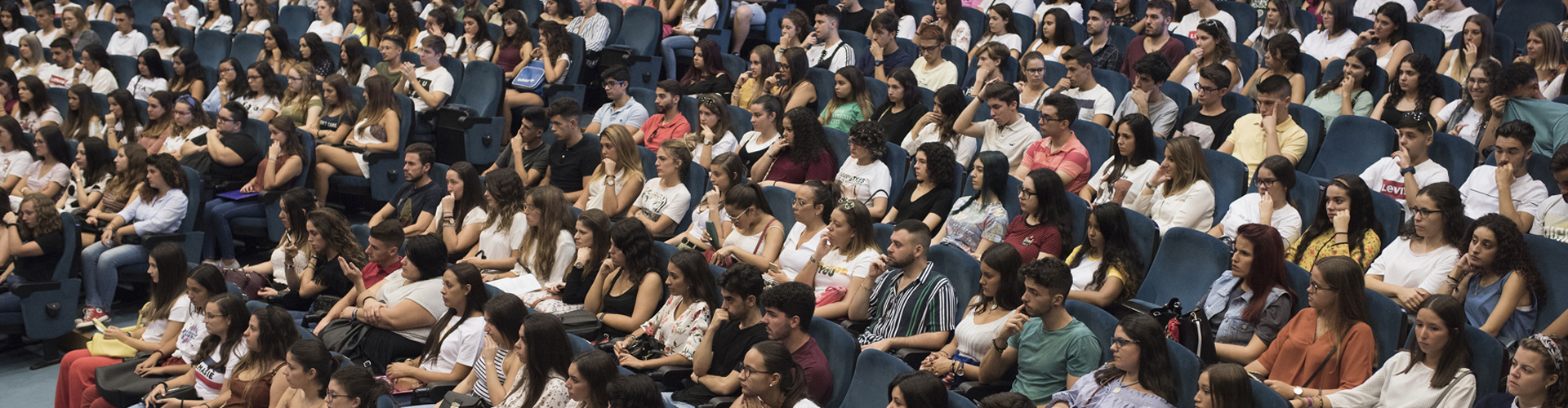 estudiantes reunidos en el aula magna