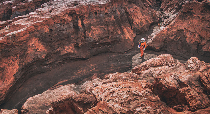 paisaje de marte (rio tinto) con un astronauta paseando