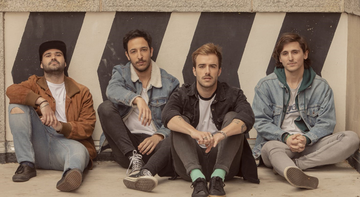 componentes de una banda de música posando en el suelo