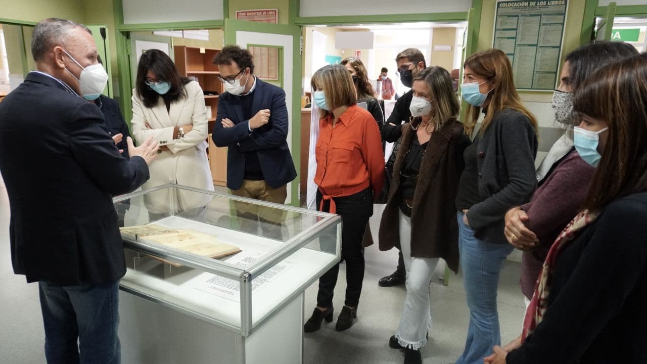 La rectora visita los códices en la Biblioteca Universitaria