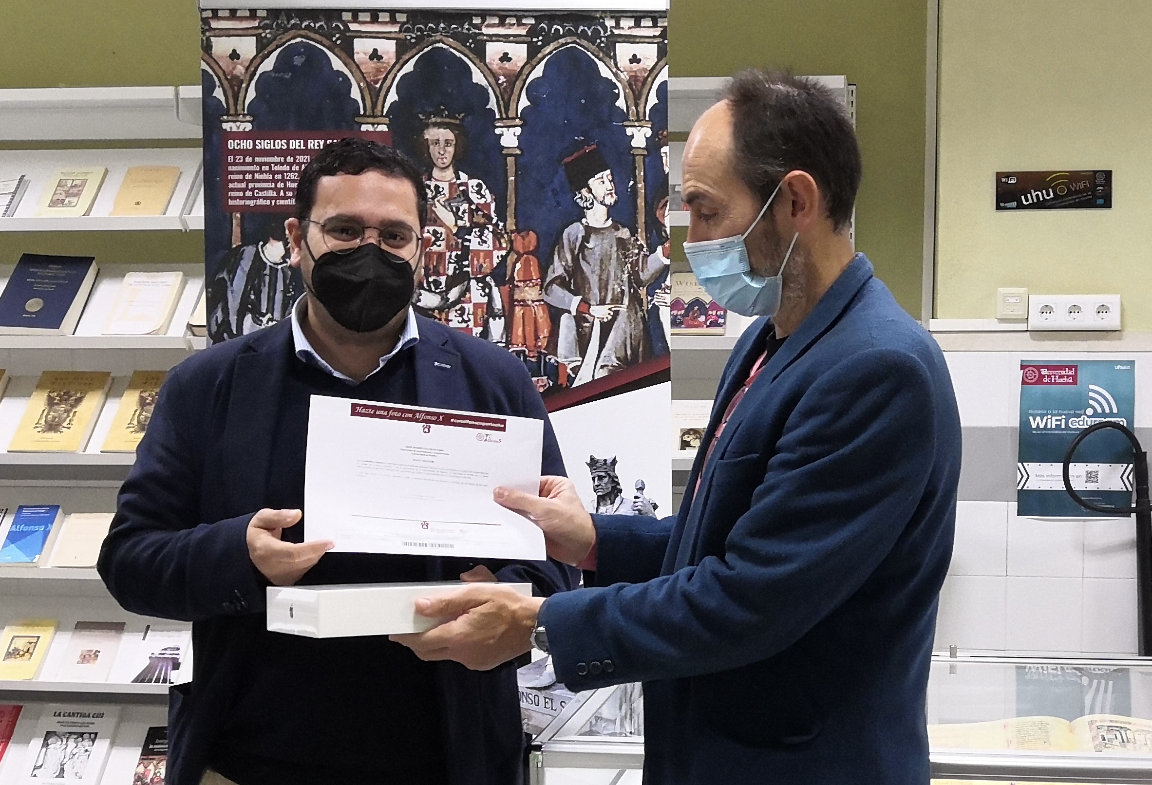 El vicerrector de Investigación entrega el premio selfie con Alfonso X