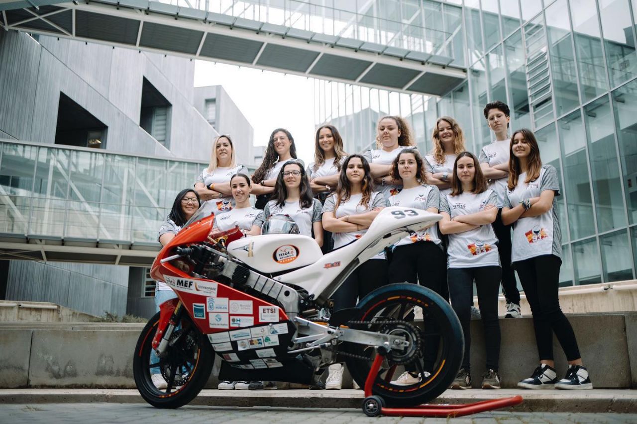 Intergrantes del equipo Motostudent dentro de la ETSI