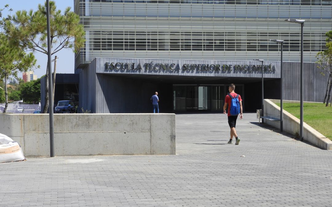Escuela Técnica Superior de Ingeniería en imagen de archivo
