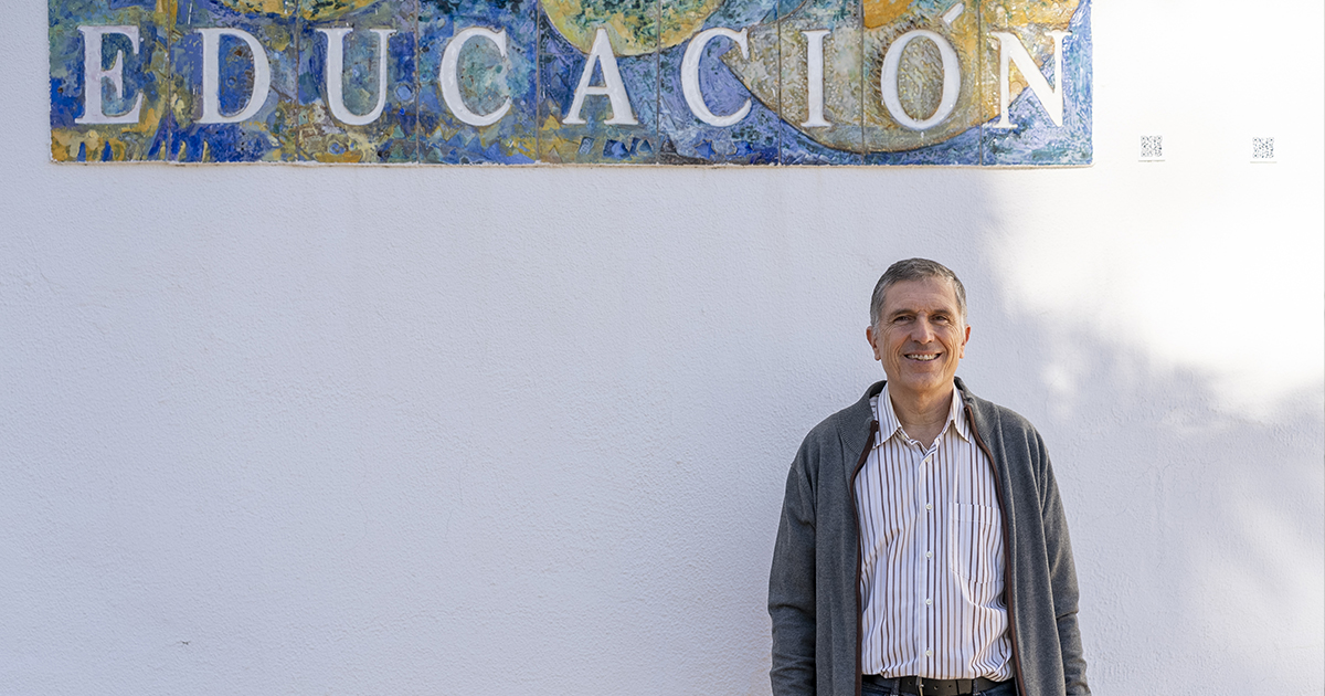 Pedro Sáenz posando en la fachada de la facultad de Educación