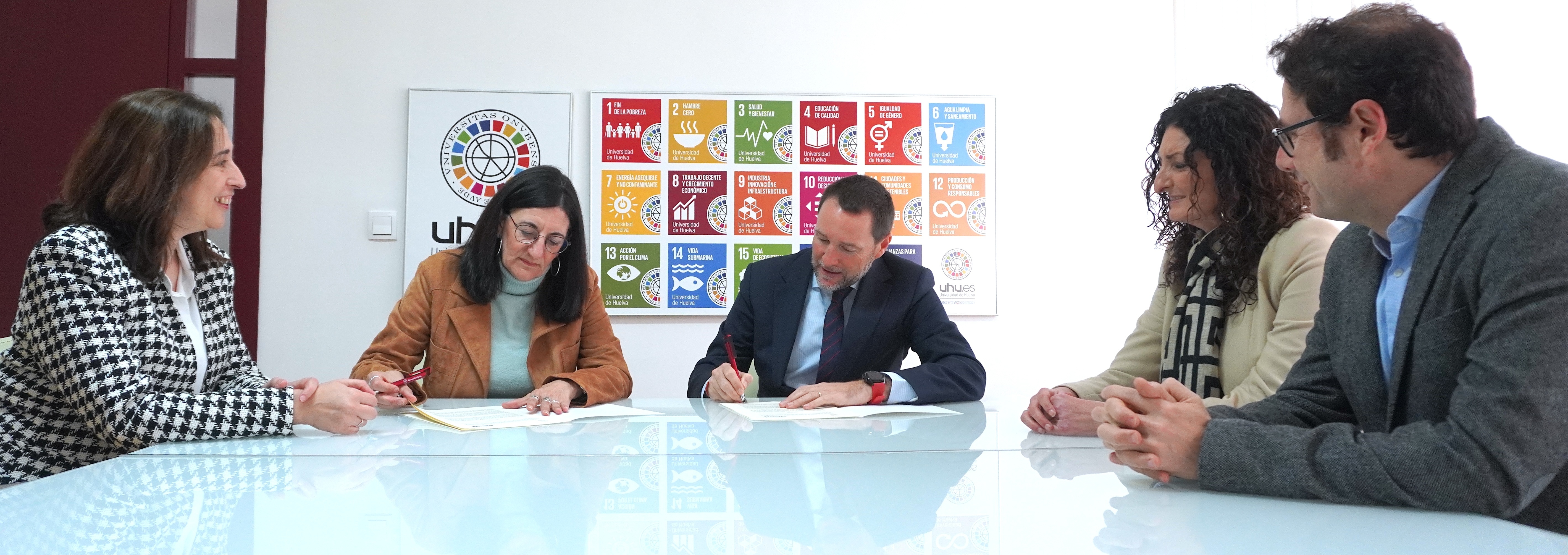 La Universidad de Huelva y Aguas de Huelva renuevan su alianza a través de la Cátedra de Innovación Social