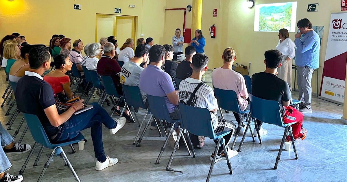 La Barriada Alcalde Diego Sayago acoge un encuentro de jóvenes y mayores para identificar patrimonio sumergido de su entorno.