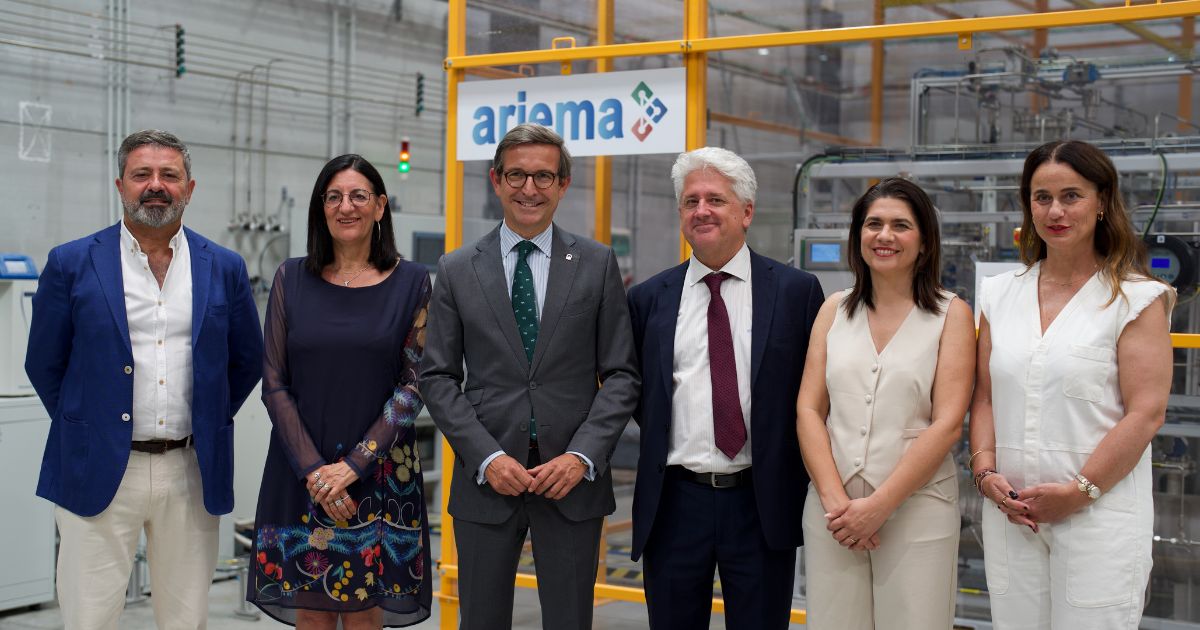 El consejero de Industria, Energía y Minas de la Junta de Andalucía visita las instalaciones de Ariema y la Universidad de Huelva para impulsar las tecnologías del hidrógeno verde